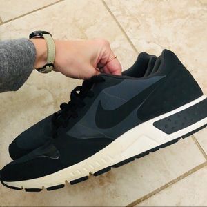 Nike tennis shoes 10